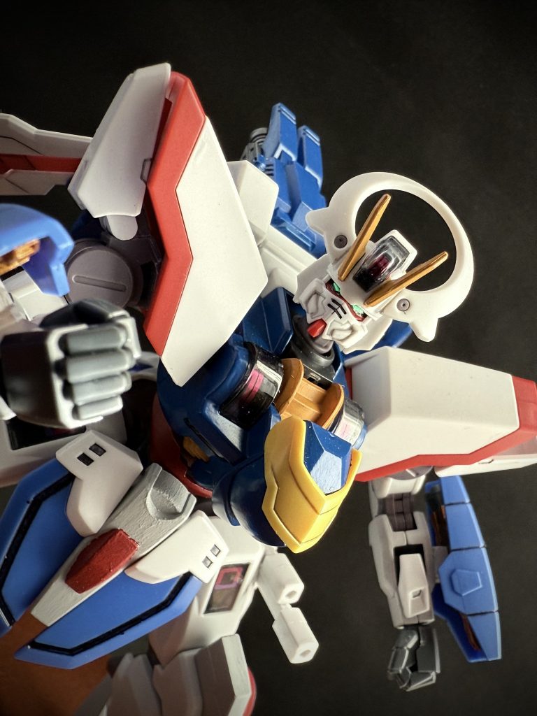 「どうした！…其方から来ないのならば、こっちからいくぞ!」　ガンドアームファイト！レディ、ゴォー！そう叫んで土門は突撃する。見る見るうちにモニターの中のシャイニングガンダムが大きくなって来る。はっと我に返ったリーダーは、冷静に、そして的確に仲間の機体に指示を出していく。「フォーメーションB！…全機距離を取れッ！」　アイツは火器らしい火器を持っちゃいねぇ！そう叫ぶと同時に、不良グループの機体がシャイニングガンダムを中心に周りを囲む様に展開する。一瞬でフォーメーションを完成させると、それぞれの得意とする射撃武装による波状攻撃を行う。「うわぁぁっ！」　全方位からの射撃攻撃を受け、動きを止めてしまったシャイニングガンダムに降りしきるビームの雨。そのコクピットの中で、土門は全身を貫かれる様な痛みに悲鳴を上げていた。…パーメットトレースシステム唯一の弊害である。従来のパーメットリンク時の呼吸困難を始めとする副作用が無い代わりに、機体が受けたダメージがそのままパイロットに返ってくるのだ。「グゥゥ…、だが、こうなる事は、予測していたッ！」　俺にだって射撃武器はあるッ！そう言って土門は右手を突き出すと、「…シャァイニングッ！ショォットォッ！」　腕部内に内蔵されたリボルバー型のビームガンが火を噴く。さらに、反対側から来た別の一機にグルリと頭を向けると、「ヴァァルカァンッ！」　頭部ビームバルカンを放ち牽制、体勢を立て直すと安全位置まで後退する、だが、不良グループもそう簡単に土門を逃がさない。…何度か同じやり取りを繰り返す内に、痺れを切らしたリーダーが叫ぶ。「クソッ！フォーメーションFだ！…練習の成果！見せてやれッ！」　リーダーの指示と同時に、三機一組、五組に分かれた不良グループの機体が再び土門を取り囲む。一組になった三機が射撃と接近戦の波状攻撃を仕掛けると、その三機の隙を補う様に別の一組が攻撃を仕掛けるのだ。「どうだッ！タービュランスストリームアタックだッ！！」　まるで竜巻の様に隙間無く、途切れる事なく繰り出される攻撃。リーダーは叫ぶ。なんという連携、なんという技量。もはや軍隊顔負けのコンビネーション。不良グループの見事なフォーメーションに土門はただただ耐える事しか出来ない。　確かに、彼らはこの学園内において、「不良グループ」という括りの中に置かれている。とはいえ、彼らもまた、世間ではエリート校として認知されているアスティカシア学園の生徒である。その見てくれ、奇抜な髪型、髪色、あちこちに鋲やチェーンを付けた改造制服を着ていたとしても、彼らはあくまでもこの「名門校」で学業に勤しむ生徒なのだ。サブリーダーに至っては、常に学園TOP10に名を連ねる程の秀才でもあるのだ。　接近戦を仕掛けてくる機体に対し、パンチやキックで応戦する土門だったが、近接戦闘に気を取られると横から、後ろから射撃による攻撃が土門を襲ってくる「くっ、多勢に無勢…、しかし、これもまた自分が招いた失敗か…。ッならばッ！」　一気に片付けるのみだ！そう言ってコクピットの中の土門は奇妙な構えをを取る。…両腕を拡げると片足で立ち、頭を中心に回転し始めるのだ。当然、パーメットトレースシステムにより土門の動きはそっくりそのまま、シャイニングガンダムも頭部を中心に凄まじい勢いで回転を始める。そしてその姿は、機体各部のシェルユニットから漏れ出た光を纏い、渦を巻く巨大な光球になっていく…。「いくぞ！…流派！東方無敗が奥義！…超級！…覇王！！」　顔だけをのこし、渦巻く光の球になった土門が、シャイニングガンダムが叫ぶッ！
