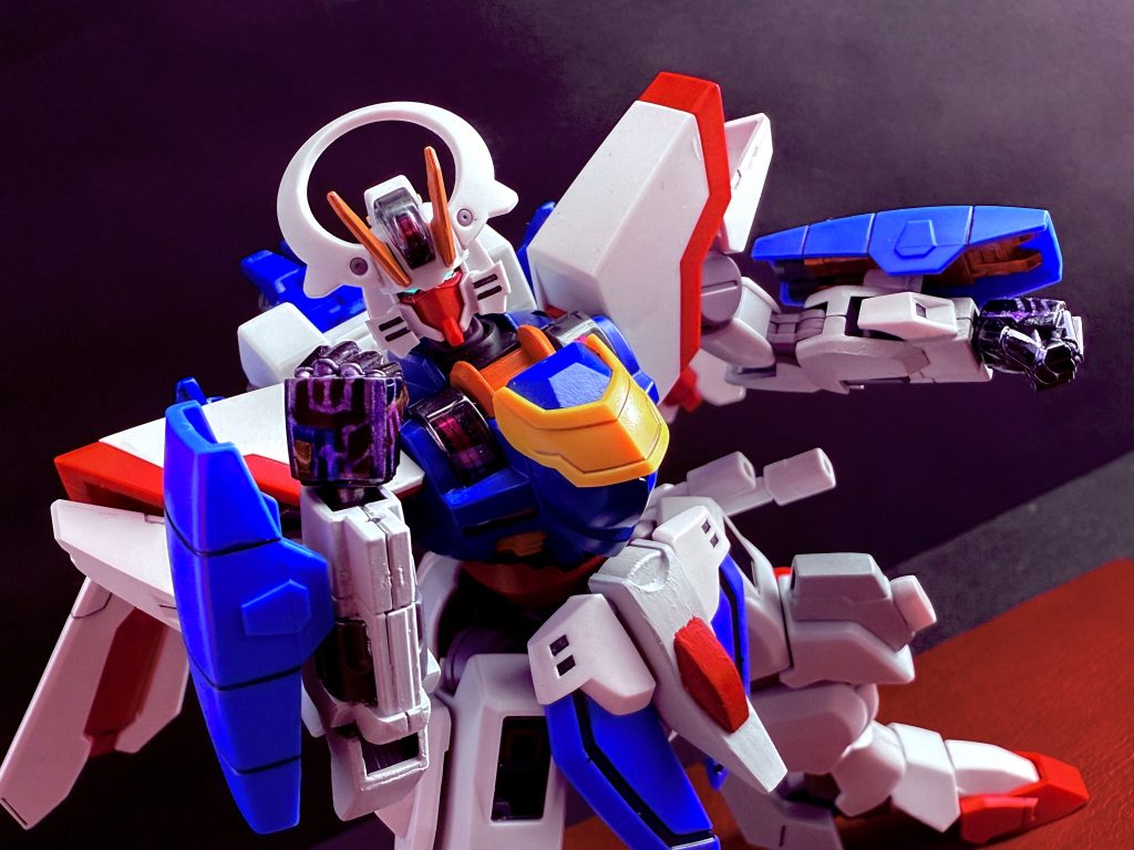 「お前！お前は一体何をした！仲間を、…仲間を盾にしたのか！！」　土門は怒っていた。激昂していた。彼は、彼らは、仲間では無いのか、土門は認めていたのだ。彼らのコンビネーションを、いかに学園の不良グループと呼ばれていようとも、彼らの連携は素晴らしいものだった。本物だった。それは、彼らが仲間として機能した結果であり。そこには、彼らの信頼と友情があった結果なのだ。それを、闘いを通じて感じ取った土門は、敬意を払い流派の奥義を使いもした。しかし、今目の前で見せられたものは、なんと卑劣なことなのだろうか…。　「お前は仲間を盾にした。…そこにいるのは「友」じゃあないのか！」　土門は吠える。自分でも気付かない内に叫んでいた。やがて、土門の感情がどんどんとドス黒い感情に覆われていく、しかし土門はそれに気付いていない。「…友を蔑ろにするとは、許せんッ！」　土門は、羨ましかったのだ。…友が欲しかった。幼い頃から師に引き取られ、修行に明け暮れていた土門は、友達が欲しかったのだ。…それなのに、目の前の男は、友を盾にした。　…許せん！　土門の膨れ上がる負の感情は、シャイニングガンダムにも変化をもたらす。機体各部のシェルユニットが、強く紫色に輝いていくと、機体の一部が展開する。特に、頭部の面当てが展開すると、真っ赤な顔が現れ、それはまるで土門の怒りが形になったかの様だ。…さらに、シャイニングガンダムの拳にも変化が現れる。なんと拳がシェルユニットの輝きを帯び始めたのだ。そう、この機体は拳がパーメットニウム。シェルユニットで構成されているのだ。前に突き出した拳から、シェルユニットから紫色の炎が立ちのぼる。それは、この機体の、シェルユニットの拳から放たれる、必殺技の予兆。　誰もが予期していなかった展開に、決闘を観戦していた生徒や教員らは皆、口を紡ぎ、ことの成り行きを見守っていることしか出来ない。…静寂。しかし、その静寂を打ち破るかの様に、一人の男が叫ぶ。「…いかん！…いかんぞ！土門ッ！…あれは、怒りのスーパーモード！負の感情に飲み込まれるなッ！！」　その男は、生徒ではない。ましてや教員でもない。トレンチコートを着て、その背に日本刀を背負っている。男の顔は何やら派手な目出し帽で覆われている為、その表情を窺うことは出来ないが、唯一見えるその目からは、思慮深さを感じさせる輝きを放っている。学園の食堂、そこに隣接するテラス。大型のスクリーンが設置され多くの生徒、教員らがいるすぐ上。食堂の屋根の上にその男はいるのだ。腕組みをし、直立不動で屋根の上で叫ぶ、怪しい風貌のあきらかに部外者としか思えない男。そんな彼が誰にも気付かれず屋根の上で叫ぶことが出来るのは何故なのか、それは彼が地球のある地方に古くから伝わるNINJYUTUの使い手であり、彼は自身の気配を完全に消し去っているからに他ならない。…決して、「もう気付かれているのだけれど、怪しさのあまりガン無視されている」訳では、無い。…その怪しい男、いや、Black brotherと自らを名乗る男は、再びスクリーンの中の土門に言う。「どうした！土門ッ！私の教えた明鏡止水の心境…。曇りの無い鏡の如く。静かにたたえた水の如き心。…お前は、それを何処にやったッ！…土門ッ！！」　男の言葉は、土門に届く様子もなく、スクリーンの中の土門は怒りのエネルギーを募らせていく。　土門のどす黒い激情が熱く膨れ上がる。そこには、得体の知れない負の、破壊のエネルギー。「俺のこの手が燃え上がる！お前を倒せと轟き叫ぶ！…くゥらァえェッ！！」　暗い紫色のオーラとして放たれる土門の怒号。