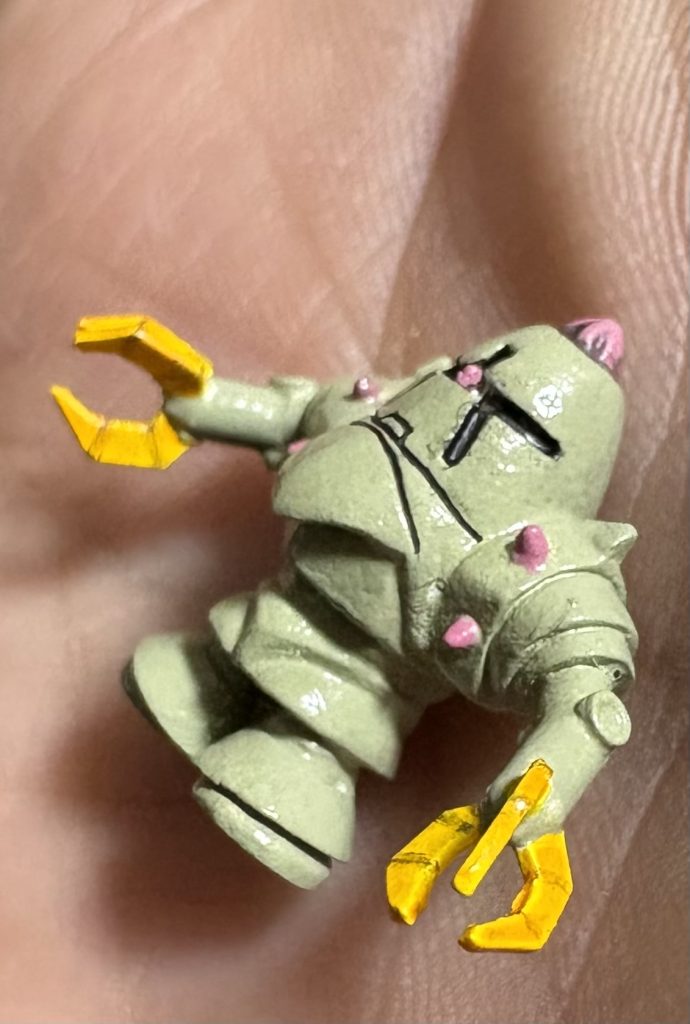 どうですか(zaku-kao8)?ドムⅡのバーニアやガンダムのバーニアからゾックを作りました(zaku-kao8)サイズ的には100円兵隊さんより、やや大きいですが、ゾックって、やや大きいんですよね?