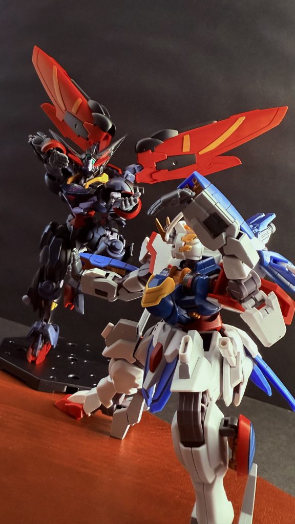 「なぜです！師匠！一体どうしてッ！」　土門の悲痛な叫びがこだまする。土門は今、無数のデスヴォルヴァに囲まれている。そして、目の前には、デスヴォルヴァを引き連れる様に師、東方無敗が、マスターガンダムが立ちはだかっているのだ。「フフフ…。驚くのも無理はなかろう。…信じられぬのも無理はなかろう。だが、これは事実だ。…悲しいか？土門。恐ろしいか？土門」　全てワシがやったことよ。そう言って東方無敗は笑う。土門は歯を食いしばりマスターガンダムを見上げる事しか出来ない。土門は、最近各地で頻発する地揺れを追ってここに来た。この頻発する地揺れが今、地球に起きている危機に関係するとの情報を得た土門は、全く思いもしなかった人物に会ったのだ。…土門の師。東方無敗。「なぜだ師匠！…各地の破壊活動、全て師匠の仕業だったのですか！？」　叫ぶ土門に、ゆっくりと腕を広げ、東方無敗は語る。「土門よ…。この地球を見てどう思った？…この地球を一人、修行の旅をしてみてどう思った？…荒れ果てた大地。争う事しか知らぬ人々。…お前は、何を見て、何を考え旅をして来た…」　ワシはな、悲しいのだ。土門よ。…そう言って、東方無敗は、土門に手を伸ばす。「…ワシはな、思ったのだ。こんな地球なら、こんな世界なら、いっその事滅んでしまえばいいと、…そして再び再生させ、また、あの緑あふれる豊かな地球に戻せば良いと…」　コクピットの土門は、モニターに映る東方無敗の姿を見る。その顔は、優しかった師の顔、穏やかな師の姿。その師の顔が続ける。「なあ、土門よ。ワシと共にこの地球を、美しかった地球を取り戻さんか…、ワシとお前、二人のキングオブハートがいれば…」「断るッ！…師匠、いや、東方無敗！」　土門は叫ぶ。…違う、違うぞ！俺が旅をして来たこの地球は、この大地は、もっとあたたかくて大きなものだ。…確かに荒れ果ててはいる。しかし、地に目を向ければ、そこにはしっかりと草木は芽を出し、新たな命を芽吹かせている！…人々だって、誰もが争いを望んでいる訳ではない。穏やかに、この大地と共に手を取り合って生きている！…俺だって何度そんな人たちに助けられて来たか…。「東方無敗！アンタは間違っているッ！…確かに、人が、人類がこの惨状を引き起こしたのかも知れない、それでも、人間もまた、天然自然の一部！それを一括りにし、滅ぼそうとは…、まさに笑止千万！！」「ぬぅ、黙れ！バカ弟子めがっ！」　お前は知らんのだ。握り拳をつくり東方無敗は言う。「…過去、御三家と呼ばれた奴等が、自らの故郷ともいえるこの地球に、どれほどの狼藉をはたらいて来たか…。お前にそれがわかるのか！土門！」「全ッ然！わからん！…人類を滅ぼす？人が行なった過ちは、人がどうにかするべきだ！」　土門の言葉に、マスターガンダムの動きが止まる。しかし、すぐに腰を落とし構えを取ると。「フフフ…、どうやら、話はどこまで言っても平行線の様だな…、ならば！土門よ！後は拳で語るのみよ！！」「…東方無敗ッ！アンタはッ！」「さあっ！土門！お前の修行の成果！…ワシに見せてみろっ！！」　先ほどから続く地揺れが大きくなっていく。揺れる大地の上で、二人は拳を交える。