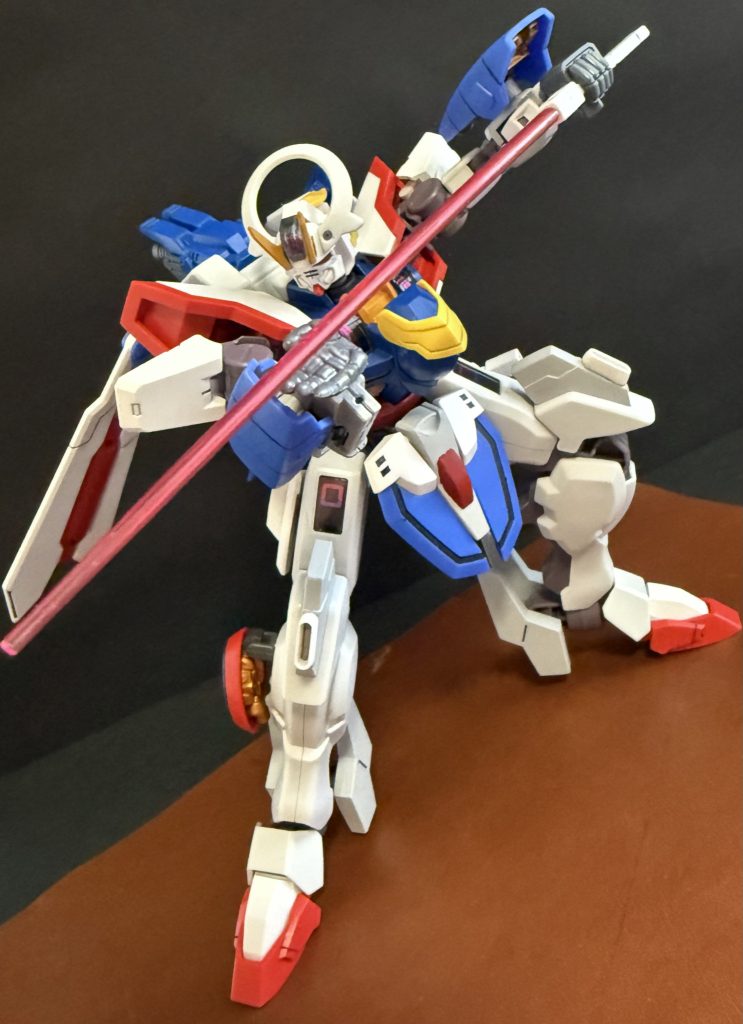 「シャァァイニングゥ！スラァッシュゥッ！！」　ビームサーベルを大上段に構えたシャイニングガンダムが残った二機に凄まじい勢いで突進する。コクピットの中で腕を上げ、叫び声を上げる土門。モニターの中のディランザとザウォートの姿が見る見る内に大きくなってくる。スラスターを全開にし、リーダー機のディランザに最後の一撃をと、踏み込み、ビームサーベルを握った腕を振り下ろさんとしたその時、…土門は信じられない光景を目にする。　リーダー機のディランザが隣にいたサブリーダー機、ザウォートを盾にしたのだ！「うおおォ！」　ディランザのコクピットの中で、リーダーが吠える。それは、恐怖によるもの。…いま、この時代「ガンダム」の名を持つMSが世に出なくなって久しい。かつてガンダムの名は、世界の悪として広まっていた名だ。それが数十年前、このアスティカシア学園で設立された会社により、全く逆のイメージを持って広まった。医療技術として広がったそれは、世界に、多くの人々に必要とされ、今はなくてはならない技術だ。そして、リーダー、彼の家族、両親はその技術の恩恵にあやかっている者なのだ。…それゆえに。彼は恐怖した。　彼の両親は、共にこのアスティカシアの卒業生だ。そして、「株式会社ガンダム」の社員でもあった。彼は幼い頃からGUND技術の様々な面を、ガンダムにまつわる話を聞かされてきた。良いことも、悪いこともだ。そして、その話をする両親は、どこか誇らしげで、幸せそうだった。彼がロースクールの時、父親が事故に遭う。しかしリハビリを終え、GUND技術の義肢を彼に見せながら、どうだと言わんばかりに笑う父の笑顔。それは彼がこの学園に入学したいと思わせるに十分な理由だった。…それゆえ、GUND技術に畏怖の念を持っていた彼は、この決闘が始まってすぐ、相手がガンダムであると知ると恐怖した。「驚いた」、ではなく、「恐怖」した。このグループのリーダーとして仲間達をまとめている以上、恐れている事を表に出すわけにはいかない。リーダーとしてのプライドがある。…だが、それももう限界だった。モニターいっぱいに映る、今まさにビームサーベルを振り下ろさんとする「ガンダム」の姿は、彼の決闘に勝ちたい、負けたくない、という心と、プライドを砕くには充分だった。　恐怖という負の感情に咄嗟に取った行動。情けない声を出し、気がつくと隣にいたザウォートを、サブリーダーを盾にしてしまっていた。自機の頭部を狙っていたビームサーベルの切先は、無理矢理引き寄せられたザウォートの頭部を刺し貫いている。モニターに映る、何か言いたげな、困惑したサブリーダーの顔を見ることが出来ない。「…お前！一体何をした!」　目の前の、かつて世界の悪としてあった「モノ」が、ヒトの顔を模したソレが。ガンダムが話しかけてくる。…怒りを孕んだ声で。