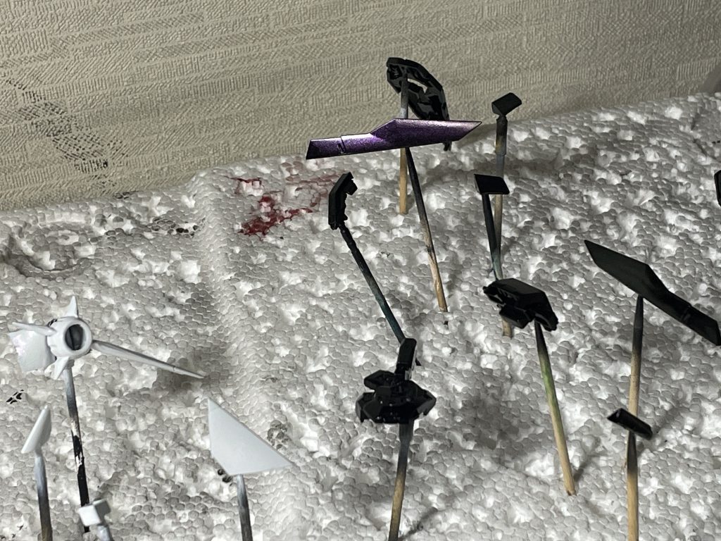 ブラック部分。ブラック部分に紫ってどうなの？と思いながら塗装してましたが、組んでみると意外とバランス取れていて、見ていて面白いブラックになりました。組んでみるまで分からないのもガンプラの醍醐味ですね。