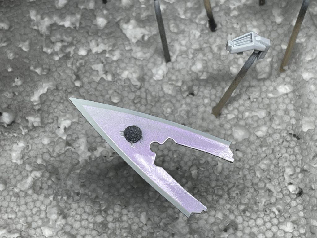 ホワイト部分。最初はホワイトを光沢クリアー仕上げで考えてましたが、レクイエム跳ね返すレベルならもっとギラギラやろ！と思い偏光パール仕上げに急遽変更しました。たまには、こう言うのも良いかなと思います。