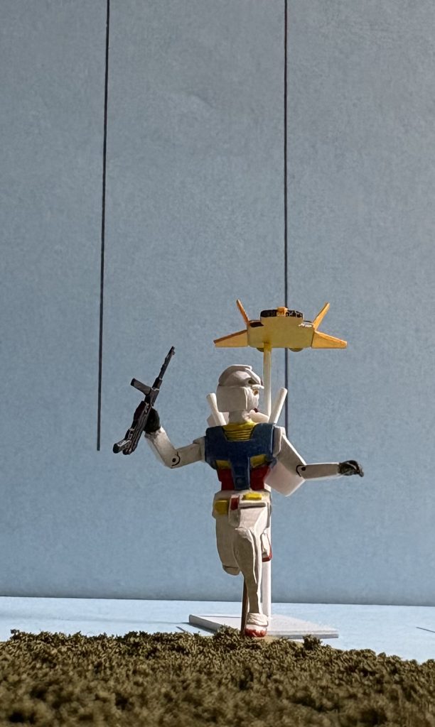 やっぱりガンダムと一緒に写ると、地上戦の一コマみたいですね(zaku-kao8)