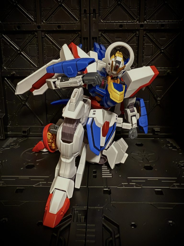 　旋風が吹き荒ぶ荒涼とした大地に、場違いなコンテナがズラリと並ぶ。それもひとつひとつが20メートルを超える巨大な物だ。それが十五基、その向かい側に一基、計十六基のコンテナが荒野の真ん中にある。異様な光景だ。それもその筈、ここはアスティカシア学園内にある、シミュレーションフィールド。そう、今ここで、「決闘」が行われようとしているのだ。　ズラリと並んだ十五基のコンテナが「口」を開け、次々とMSを吐き出していく。ディランザ、ハインドリー、ザウォート、デミトレーナーの姿もある。それらの機体は、皆、一様に派手な頭飾りを始め、機体各部に必要以上にトゲトゲが付いていたり、チェーンが巻き付けられている。そんな、何処か世紀末を感じさせるMS「達」は、自分達の向かいにポツンとあるコンテナを取り囲む。その中の一機、一際目を引く派手なピンクのモヒカンの様な頭飾りの、黒いディランザが言う。外部スピーカーだ。「オイオイ、どーしたよ。まさかビビっちまったんじゃねーだろうな？」　不良グループのリーダーだ。彼の周りの機体から笑い声が起きる。…まじか。コクピットの中で指をポキポキと鳴らしながら呟く。…本当にビビったのか？確かに15対1などという決闘なんてそうそうあるはずも無い。だが、これは向こうが言い出したことだ。こちらには何の責も無い。…もしかしたら、機体トラブルか?そんな事を考えていると、隣のサブリーダー機（巨大な一つ目の意匠の狙撃戦に特化したザウォートだ）から通信が入る。「…アレを見てみろよ」　そう言って、サブリーダー機の指がさす先、コンテナの上部、天面の上を見る。…そこには小さな人影が。…オイオイ、マジかよ。…気でも触れてんのかよ。そんな仲間達の声が聞こえる中、彼は、リーダーは何かに気付く。「おい、みんな黙れ」　コクピットのモニターに映る、「コンテナの天面に、生身のまま仁王立ちしている、克州土門の姿」をアップにしていく、そこには、彼が何かを言っている、…いや、叫んでいる姿がモニターに大写しになる。…何を言っている?外部スピーカーの音量を上げた彼らの耳に飛び込んできたもの、それは…。「一つ！勝敗は、MSの性能のみで決まらずッ！」「二つッ！操縦者の技量のみで決まらずッ！！…だだ、結果のみが真実ッ！」「三つゥ！頭部を破壊されたMSは、失格ッ！…となるッ！！」　…なんという大音声。彼はアスティカシア決闘の口上を叫んでいるのだ。…いや、ちょっとまて、最後の三つ目は知らない。いや、違う！…アイツ、ビビってたんじゃない。…アイツはやる気だ。　モニターの中で、コンテナの上に立ち、長い鉢巻とボロボロのマントをなびかせ、右手を高々と上げた土門が叫ぶ。「出ろォォォ！シャァイニングッ！ガァンドォアァームッッ！！」　高々と上げた右手の指をパチリと鳴らすと同時に、土門の足下のコンテナが初めてその「口」を開き、その中のMSを白日の元に晒す。そこには、白い機体の所々にシェルユニットの光が輝き、その頭部に二対の目を持つ人を模した…、ガンダムの姿があった。