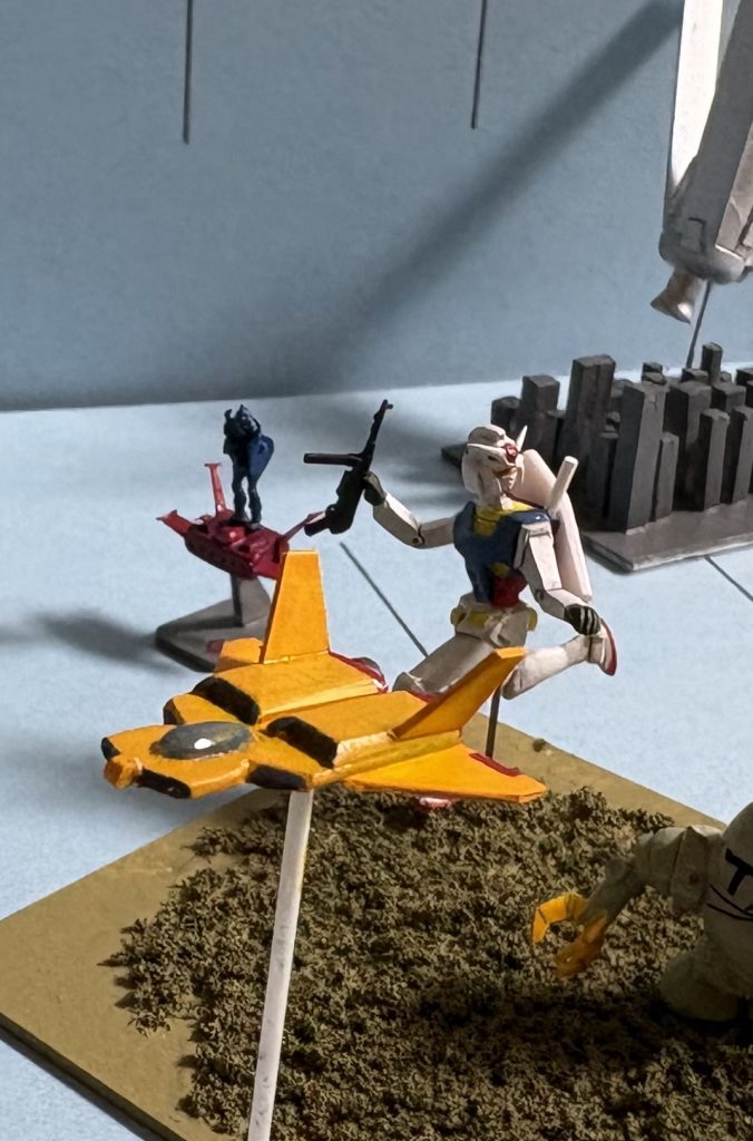 コロニーが落ちてきたので、みんなで逃げてます(zaku-kao8)...もうこれ以上作れないです(zaku-kao8)アイデアも資材も尽きました(zaku-kao8)あとは友軍の奮起を期待するだけです(zaku-kao8)白組頑張れ〜‼️...と言いつつ、紅組も頑張れ〜‼️最終的に白組が勝つことを祈るけど、接戦の末の勝利を求む(zaku-kao8)‼️大勝は美しくないです(zaku-kao8)