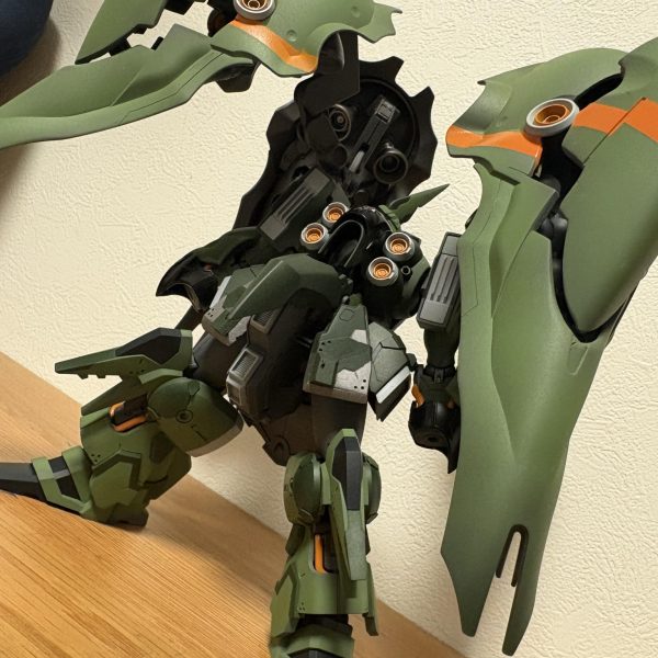 以前よりご覧に頂いている方々、ありがとうございます。エアブラシで塗り分けれる範囲の塗装は終了しました、残すは部分塗装とデカール、トップコートのみです(のみって言うにはまぁ多いんだけど)エアブラシとマスキングでの塗り分け本当に楽しくていろんなとこで塗り分けてますエングレービングの筆塗りも久しぶりだから楽しみです、前回やった時はガンダムマーカーでの塗装だったので超極細面相筆での作業の効率が期待されます、非常に楽しみ。残りはその日の小1時間で進めれる作業だから更新ペースも上がるかもしれないです、あと少し、もう少しお付き合いください... （3枚目）