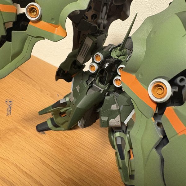 以前よりご覧に頂いている方々、ありがとうございます。エアブラシで塗り分けれる範囲の塗装は終了しました、残すは部分塗装とデカール、トップコートのみです(のみって言うにはまぁ多いんだけど)エアブラシとマスキングでの塗り分け本当に楽しくていろんなとこで塗り分けてますエングレービングの筆塗りも久しぶりだから楽しみです、前回やった時はガンダムマーカーでの塗装だったので超極細面相筆での作業の効率が期待されます、非常に楽しみ。残りはその日の小1時間で進めれる作業だから更新ペースも上がるかもしれないです、あと少し、もう少しお付き合いください... （2枚目）