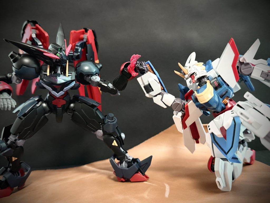 　ぶつかる拳と拳。蹴りを放てば、蹴りで返される。それは、互いに全ての攻撃を知っているが故か、知らぬ者が見れば、それはまるで舞踏を踊っているかの様に美しく見える。しかし、知っている者が見れば、拳の、蹴りの一撃一撃が凄まじいまでの殺意を持つ必殺の威力を秘めているのだ。「たりゃァァ！」「ぬぅぅぅっ！」　土門が放つ無数の拳は、同じく東方無敗の放つ無数の拳によって打ち消される。蹴りもまた同じ。…一進一退の攻防。まさに互角の闘い。…いや、違う。…彼らの様に武を極めんとする者が見ればわかるだろう。土門が少しずつ押され始めてきたのだ。若さ故か、いや、肉体としてならば、若い土門の方が上、…それは、精神。土門は今、怒りに身をまかせて闘っている。信じていた師に裏切られ、その師がはたらいてきた悪事を知り、土門は今、怒りのエネルギーをみなぎらせている。…それが土門の放つ拳を、蹴りを雑なものにしている。それが最終的に土門の体力をいたずらに奪い、技のキレを奪っていくのだ。…東方無敗、師は、それに気が付いている。「…そうだ土門！怒れ！もっと、もっと怒れ！！ワシが憎かろうっ！」　土門には、もう師の言葉など聞こえない。体の内から溢れる怒りの、負のパワーに土門はもう身を委ねてしまっている。「ウォォォッ！」　声にならない声を上げる土門。土門が怒りに身を任せるほど、シャイニングガンダムのシェルユニットから不気味な紫色の光が立ち昇ってくる。シェルユニットの拳もまた、紫色の炎を纏い始める。「くらえッ、師匠、いや、東方無敗ッ！！」　土門の怒りのパワーが頂点に達し、シャイニングガンダムは紫色に燃えさかる拳を振り上げる。「気炮ッ！暗黒通ッ！！」　しかし、土門渾身の気炮暗黒通は、東方無敗の元に届く前にマスターガンダムの赤黒く燃える手にガッシリと掴まれ、受け止められてしまう。「何ッ！」　狼狽する土門は見た。シャイニングガンダムの拳を受け止めたマスターガンダムの拳もまた、シェルユニットの輝きをしていることに。マスターガンダムの拳から燃え上がる赤黒い炎越しに東方無敗が言う。「…土門よ。ワシは言ったな。流派東方無敗には、二つの必殺技があると。陽と陰。…光の技と闇の技。ワシはな土門、お前には凛と清廉に、光の技シャイニングフィンガーを修得してほしいがためお前を鍛えた。…曇りのない鏡の如く、静かにたたえた水の如く。……だが、だがこれはなんだ。バカ弟子めがっ！これは光とは正反対の技…闇の技…」　…気炮暗黒通。失望の色を浮かべた東方無敗は言う。知っているのか…。困惑する土門。ギリギリと掴み上げたシャイニングガンダムの手を握り、捻り上げていくマスターガンダムの赤黒く燃えさかる手は、まるで万力の様に土門の手を絞め、捻り上げる。ミシミシと音を立て土門の指があらぬ方向へと曲がっていく。「うぐわあぁぁッ！」　凄まじいまでの激痛に土門は悲鳴を上げる事しか出来ない。ギシギシとシャイニングガンダムの、土門の手を握り潰しながら東方無敗は言う。「…ワシは、こうも言った。陰の技を打ち倒すには、陽の技をもって…。その逆もまた然り。と」　ワシは教えたはずだぞ土門！そう言って東方無敗は吠える。異様な方向に曲がる指、あまりの激痛に土門は意識を失う寸前だ。一方、東方無敗は容赦がない。赤黒く燃えるマスターガンダムの手は、メキリと嫌な音を響かせ、シャイニングガンダムの手を完全に握り潰す。…響く土門の絶叫に東方無敗の咆哮が重なる。「ぐわあぁぁァァッ！」「気炮暗黒通！…ワシが放つことで、ダークネスフィンガーとなるっッ！！」　ガクリと力の抜けたシャイニングガンダムの破壊された拳を掴み、吊し上げると東方無敗は言う。「なんと情けない。…本来ならば均衡するはずの技のぶつかり合いでこれとはな、バカ弟子めがっ！お前は一体、何を修行してきたっ！」　もはや朦朧とする意識の土門を無理やり立たせ、その頭を、シャイニングガンダムの頭部を掴み、背後の山の方へ向けると指をさす。その先には、闘っている最中から強くなってきていた地揺れの原因が姿を現そうとしていた。…盛り上がる地面の間から、何か巨大な『モノ』が現れようとしている。凄まじい地響きの中、それは醜悪な甲虫を想わせる巨躯を、複数の太くゴツゴツした肢脚を器用に使い、地面の上に這い出ようとしている。醜く分厚い装甲表面には、火山の噴火口を想わせる突起が幾つも付いており、そこからは先端がガンダムの頭になった触手が出たり入ったりしている。その巨躯を半分以上地上に出し、やっと出てきた巨大な頭部もまた、ガンダムのものだ。…その醜く醜怪な、そして巨大な『顔』を指差し東方無敗は言う。「見ろ！土門。あれがDP細胞の母。地球再生の為の機体。最高、最強のMS。『ALL Permet GUND-ARM』（オールパーメットガンドアーム）…略して、アルパメットガンダムよっ！」「ア、アルパメットガンダム…」　もはや意識を失う寸前の土門は、ガクリと膝をつき力無く言う。圧倒的な技量の差で、自らの必殺技を破られ、凄まじいまでの巨躯のアルパメットガンダムを見せられた土門の心境。それは、絶望…。ただそれだけだった。