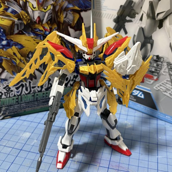 ちんたら製作中です🤤EGストライクガンダムとSD諸葛亮フリーダムが再販されていたのでやるしか！と！以前のエンオーの反省点(SD側を素体にしすぎた)を改善・・・出来てたらいいな笑ほぼストライクを残してアンテナ(クワガタ?)、肩、胸、スカート、バックパックを諸葛亮から。さすがにアンテナがグレート合体ばりのばかデカさだったので縮小化。アンクルガード、腕カバー？移植。少しうるさくなるけどふくらはぎにもパーツ追加(写真なし)。折角なので諸葛亮からなるべくパーツを持ってきたいなと🫠余分なモールドも少し削ろう。相変わらず、ドリルで穴あけてランナーさすとか、接着剤で無理くりにくっつけるくらいしか出来ないお手軽工作です。あとは諸葛亮もじりの良い名前が思いつかず悩み中🥲（2枚目）