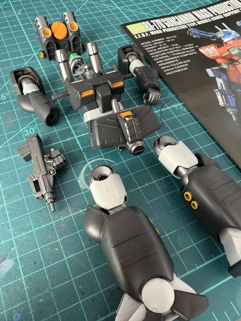 カラーレシピ下塗り:ガイアサーフェイサーエヴォガンメタ黒:ガイア ニュートラルグレーⅡ白:ガイア ニュートラルグレーⅤ黄:ガイア 橙黄色関節等:ガイア スターブライトアイアンバイザー:ガイア スターブライトシルバー→蛍光クリアグリーントップコート:ガイア EX-フラットクリアー(塗布予定w)