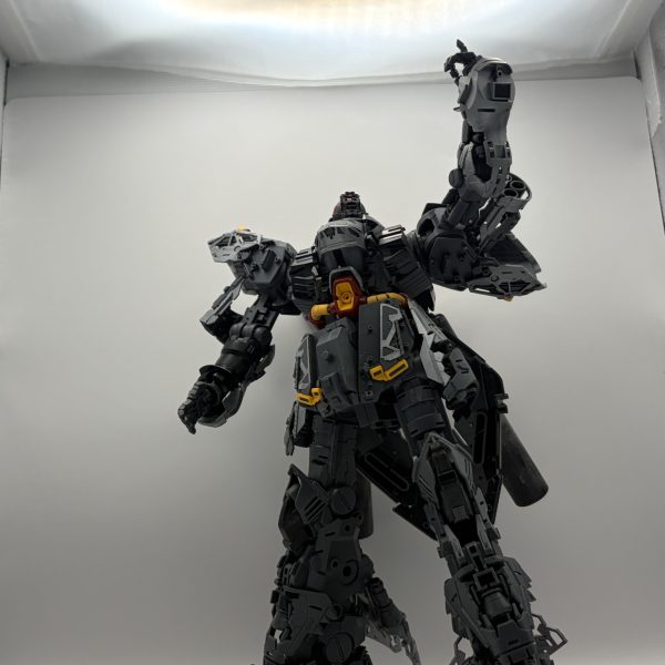 月初めに制作スタートしたMGサザビーをとりあえず内部フレームだけ先に組んでみました‼️マジでフレームだけでも大ボリューム‼️購入してから数年熟成させた甲斐が有りますね笑とりあえず内部フレームだけ先行して塗装して、少し軽めの物を挟んで外装していきます(￣^￣ゞ（6枚目）