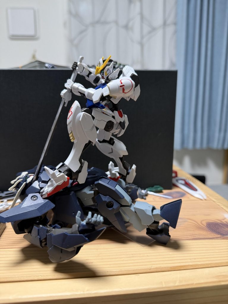 バルバトスの太刀式処刑なおこのシーンは胸フレームの下軸を反転させてます。詳しくはカミオさんの作品をご覧ください