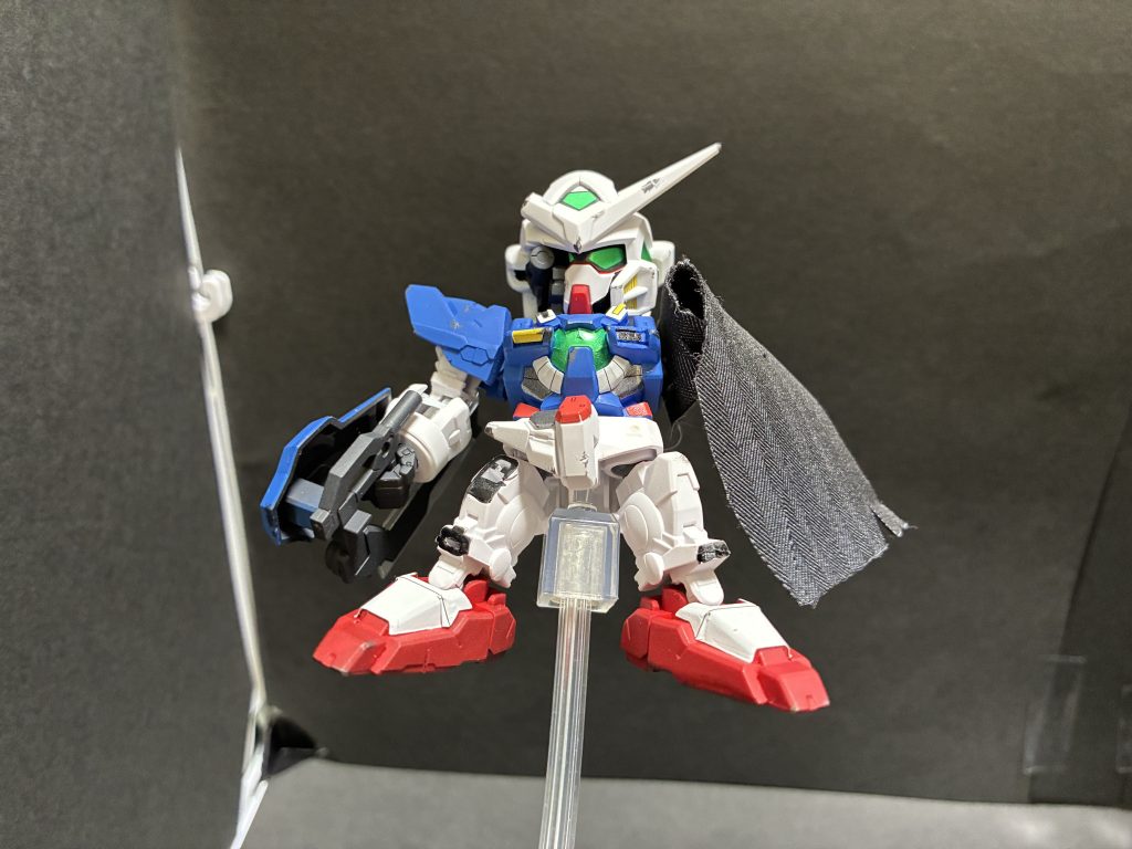設定画やRGを参考にダメージ箇所を削り、失った右目はジャンクパーツを貼り、マントはスーツの補修材を加工した肩パーツと真鍮線で固定。SDの難所たる面倒な塗装は付属のシールと100均マーカーでそれっぽく(gandam-hand2)