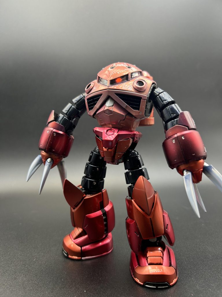 モノアイは、蛍光ピンクで