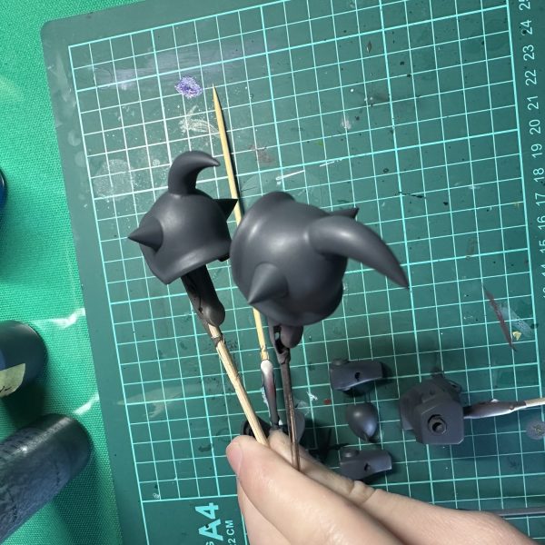 HGグフをキャンディ塗装で製作中。現在はパーツの乾燥待ちです。 合わせ目を消すために太ももと腕関節のあとハメ加工を施し、合わせ目消し→捨てサフ→パテ盛りと磨き直しを行い改めて塗装。肩アーマーのトゲ鋭利化も実施しています。メカサフ→光沢ブラックの塗装を全パーツに。明るいブルーパーツにはメタリックブルー→クリアブルーのキャンディ、暗いブルーにはメタリックブラック→クリアブルーのキャンディ。関節他黒系のパーツにはメタリックブラック→クリアブラック。モノアイレールだけは光沢ブラックで終え、オレンジのクリアパーツはそのまま使用する事に。（4枚目）