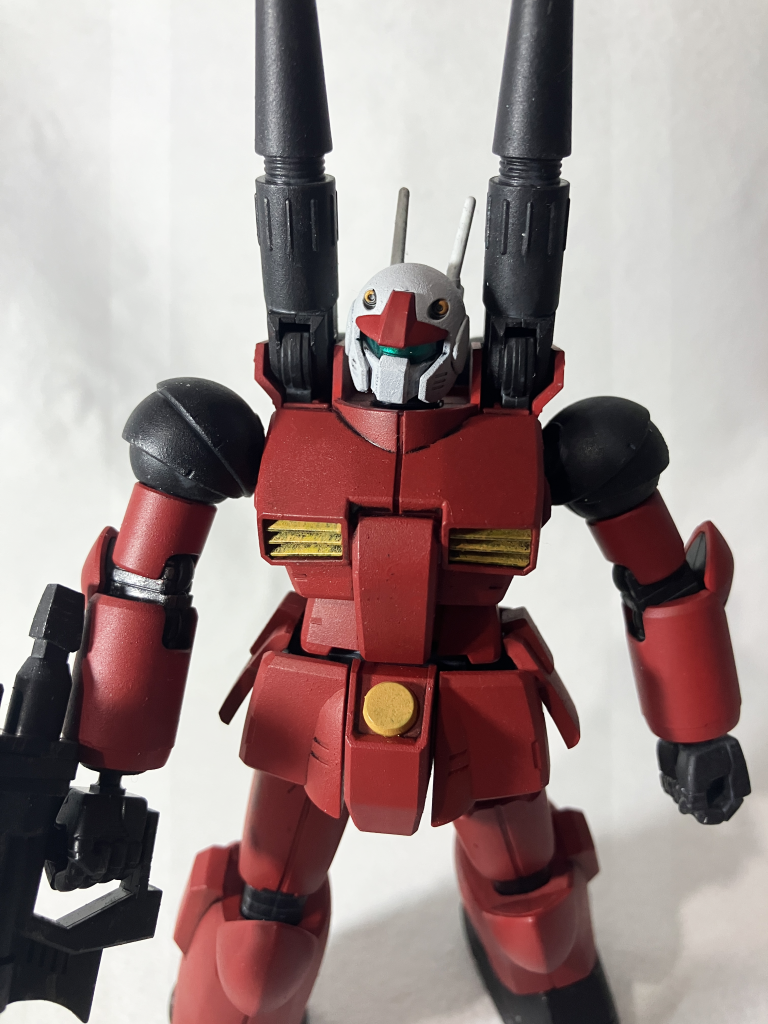 ちょっとアップだとこんな感じ。赤部分の質感が鋳造っぽい感じになってるんじゃないかと思います。下地に黒サフ吹いているので墨入れは顔の一部くらい。