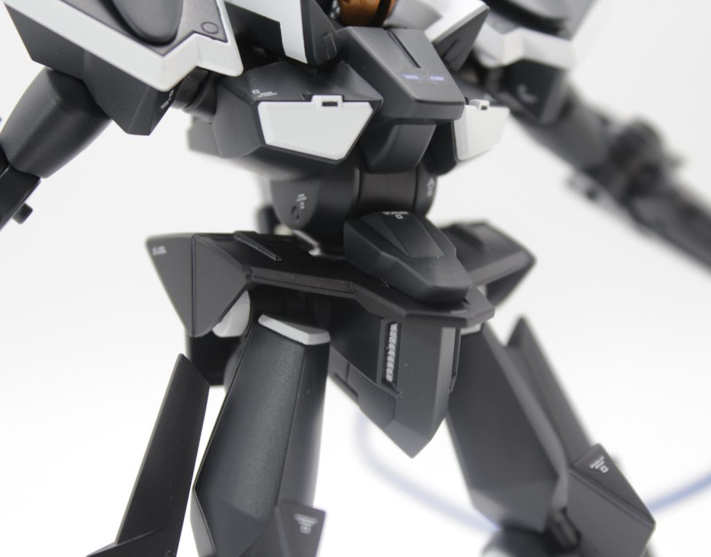 腰部のダクトも塗り分けています。