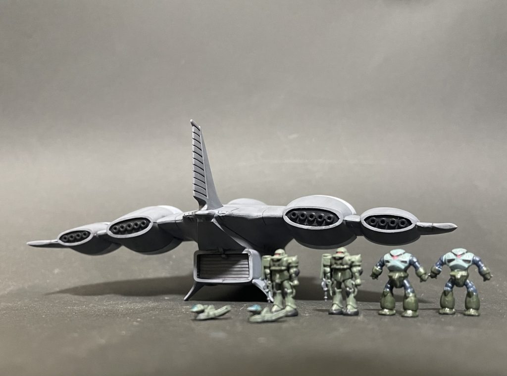 裏のシャッターからザクがよっこいしょと入るシーンを想像してしまいますね