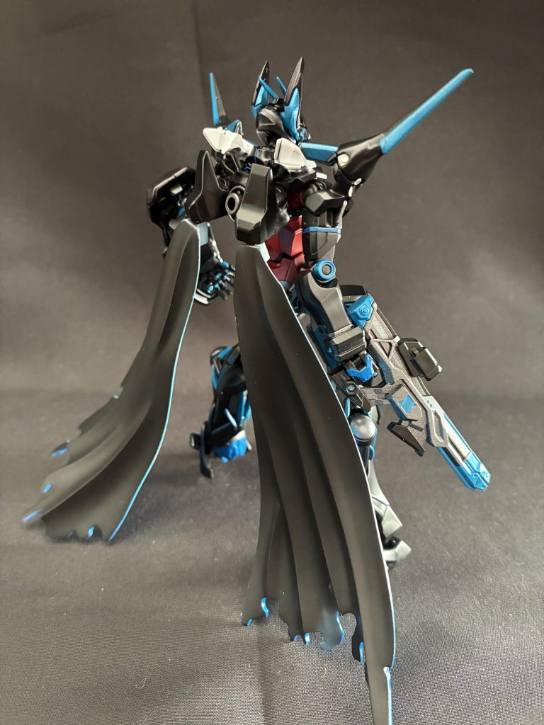 背中マントの接続はガンダムルブリスの足を背中に接着して、ボールジョイントで接続しています。ボールジョイントなので多少動きます。