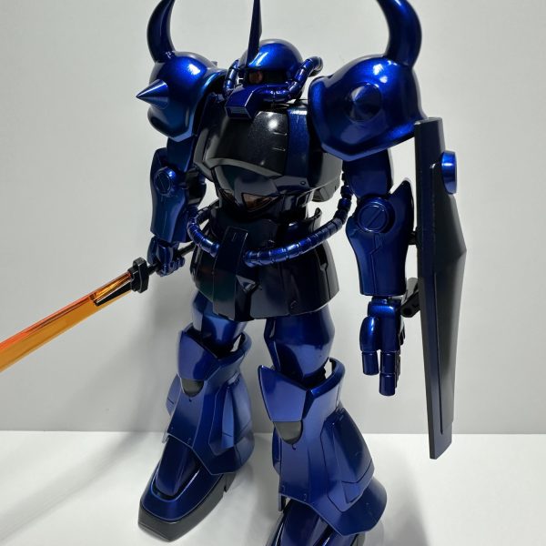 5〜6日間ほど乾燥期間を設けたので組み上げ。個人的にはとても満足のいく完成度です。頭部と肩アーマーが丸みを帯びた形状なので、グフもキャンディ塗装が似合いますね手持ちの色都合でヒートサーベルとコックピットハッチのクリアパーツはそのまま形成色で終えたのですが、これも何か工夫してなれば良かったなーと思ってます。（2枚目）