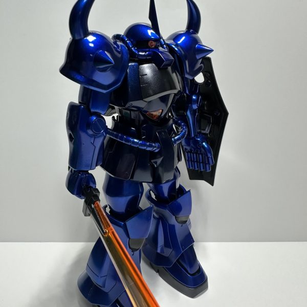 5〜6日間ほど乾燥期間を設けたので組み上げ。個人的にはとても満足のいく完成度です。頭部と肩アーマーが丸みを帯びた形状なので、グフもキャンディ塗装が似合いますね手持ちの色都合でヒートサーベルとコックピットハッチのクリアパーツはそのまま形成色で終えたのですが、これも何か工夫してなれば良かったなーと思ってます。（3枚目）