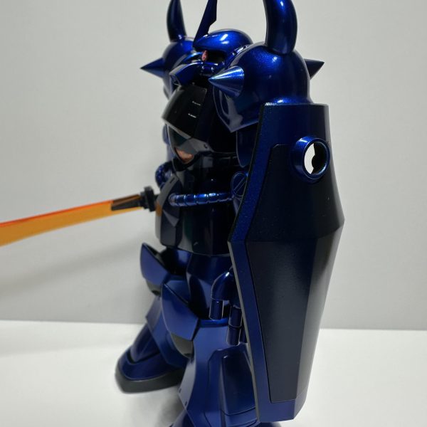 5〜6日間ほど乾燥期間を設けたので組み上げ。個人的にはとても満足のいく完成度です。頭部と肩アーマーが丸みを帯びた形状なので、グフもキャンディ塗装が似合いますね手持ちの色都合でヒートサーベルとコックピットハッチのクリアパーツはそのまま形成色で終えたのですが、これも何か工夫してなれば良かったなーと思ってます。（4枚目）