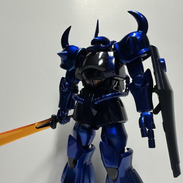 5〜6日間ほど乾燥期間を設けたので組み上げ。個人的にはとても満足のいく完成度です。頭部と肩アーマーが丸みを帯びた形状なので、グフもキャンディ塗装が似合いますね手持ちの色都合でヒートサーベルとコックピットハッチのクリアパーツはそのまま形成色で終えたのですが、これも何か工夫してなれば良かったなーと思ってます。（5枚目）