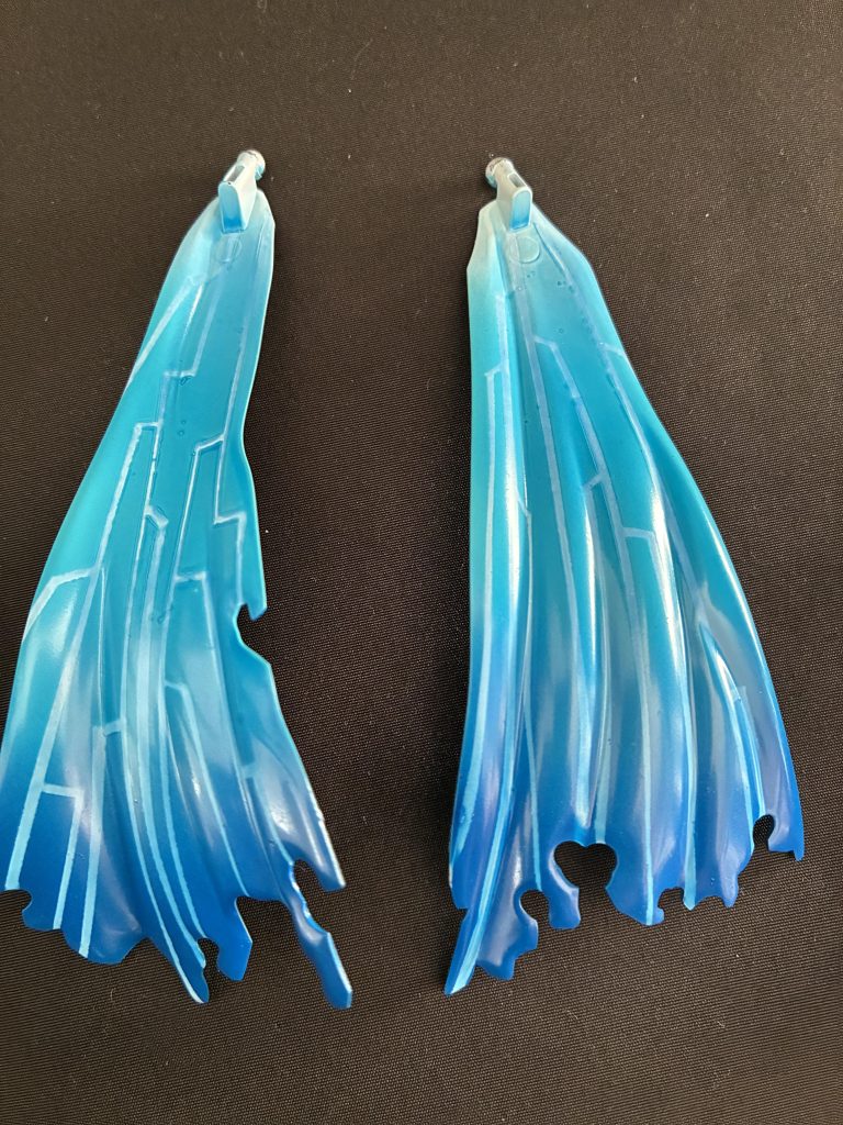 マントは白で塗った後ラインが残るようにマスキングし、ブルーでグラデーションをかけました。トップコートクリアブルーが滲んでしまいちょと悲しいことに(gundam-kao9)クリアーの吹きすぎには注意ですね。