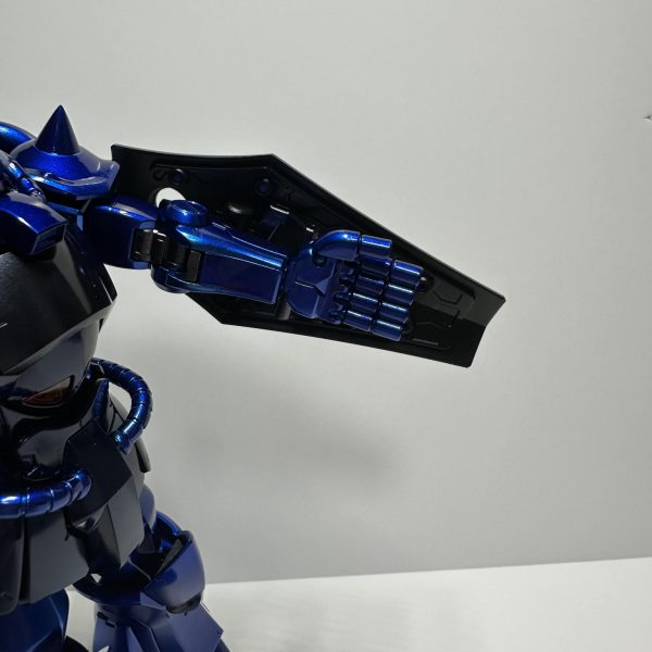 5〜6日間ほど乾燥期間を設けたので組み上げ。個人的にはとても満足のいく完成度です。頭部と肩アーマーが丸みを帯びた形状なので、グフもキャンディ塗装が似合いますね手持ちの色都合でヒートサーベルとコックピットハッチのクリアパーツはそのまま形成色で終えたのですが、これも何か工夫してなれば良かったなーと思ってます。（6枚目）