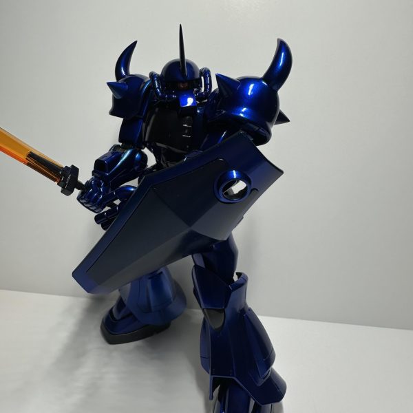 5〜6日間ほど乾燥期間を設けたので組み上げ。個人的にはとても満足のいく完成度です。頭部と肩アーマーが丸みを帯びた形状なので、グフもキャンディ塗装が似合いますね手持ちの色都合でヒートサーベルとコックピットハッチのクリアパーツはそのまま形成色で終えたのですが、これも何か工夫してなれば良かったなーと思ってます。（7枚目）