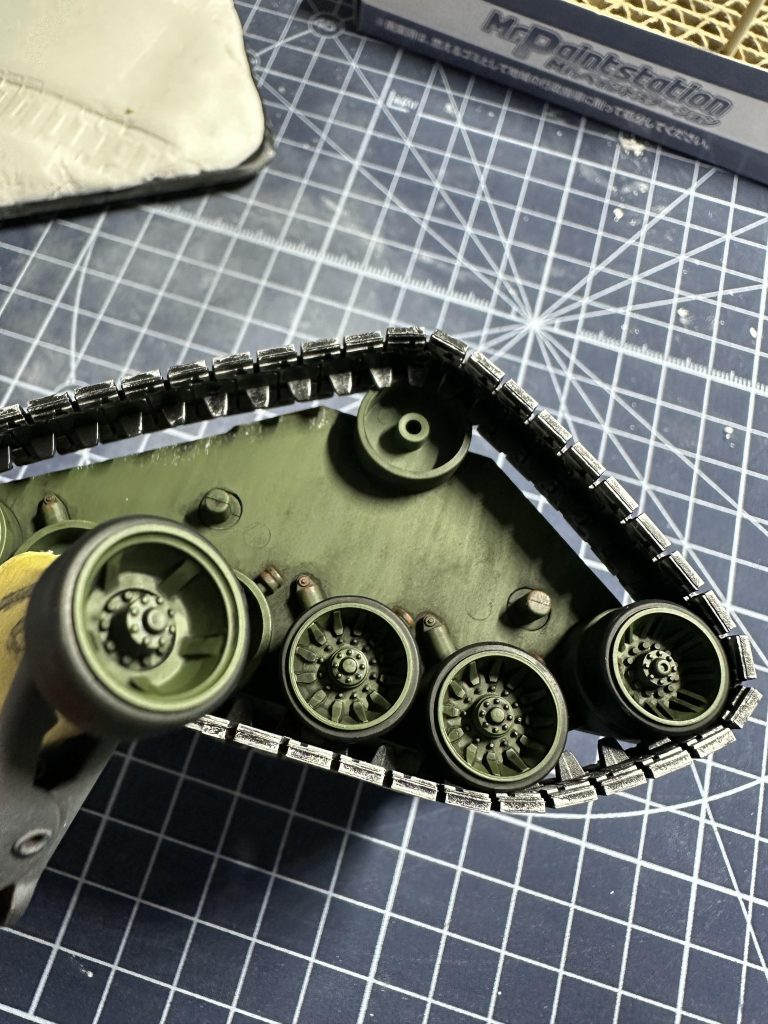 泥まみれでわかりませんが、転輪の塗り分けもしっかり。