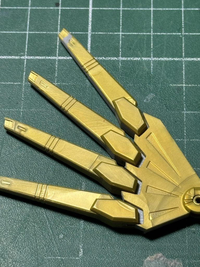 プラウドディフェンダーはドラグーンを一度切断してから隙間を開けて接着してます。