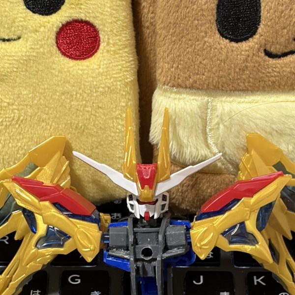 ちんたら製作中です🤤EGストライクガンダムとSD諸葛亮フリーダムが再販されていたのでやるしか！と！以前のエンオーの反省点(SD側を素体にしすぎた)を改善・・・出来てたらいいな笑ほぼストライクを残してアンテナ(クワガタ?)、肩、胸、スカート、バックパックを諸葛亮から。さすがにアンテナがグレート合体ばりのばかデカさだったので縮小化。アンクルガード、腕カバー？移植。少しうるさくなるけどふくらはぎにもパーツ追加(写真なし)。折角なので諸葛亮からなるべくパーツを持ってきたいなと🫠余分なモールドも少し削ろう。相変わらず、ドリルで穴あけてランナーさすとか、接着剤で無理くりにくっつけるくらいしか出来ないお手軽工作です。あとは諸葛亮もじりの良い名前が思いつかず悩み中🥲（3枚目）