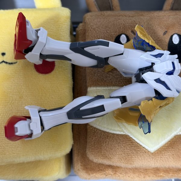 ちんたら製作中です🤤EGストライクガンダムとSD諸葛亮フリーダムが再販されていたのでやるしか！と！以前のエンオーの反省点(SD側を素体にしすぎた)を改善・・・出来てたらいいな笑ほぼストライクを残してアンテナ(クワガタ?)、肩、胸、スカート、バックパックを諸葛亮から。さすがにアンテナがグレート合体ばりのばかデカさだったので縮小化。アンクルガード、腕カバー？移植。少しうるさくなるけどふくらはぎにもパーツ追加(写真なし)。折角なので諸葛亮からなるべくパーツを持ってきたいなと🫠余分なモールドも少し削ろう。相変わらず、ドリルで穴あけてランナーさすとか、接着剤で無理くりにくっつけるくらいしか出来ないお手軽工作です。あとは諸葛亮もじりの良い名前が思いつかず悩み中🥲（4枚目）