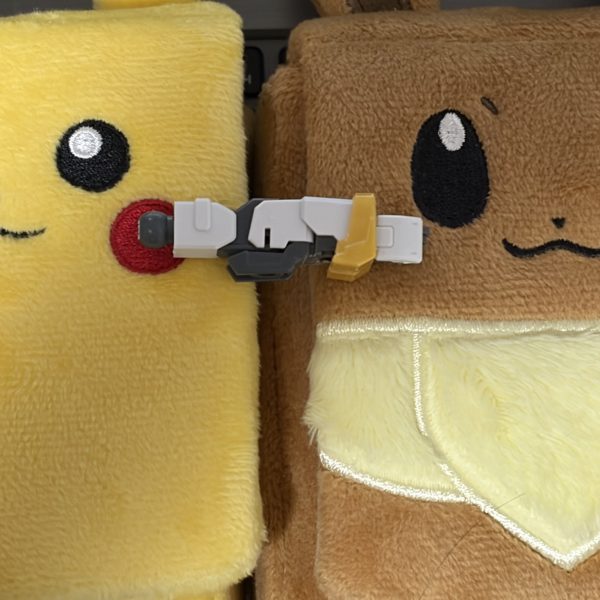 ちんたら製作中です🤤EGストライクガンダムとSD諸葛亮フリーダムが再販されていたのでやるしか！と！以前のエンオーの反省点(SD側を素体にしすぎた)を改善・・・出来てたらいいな笑ほぼストライクを残してアンテナ(クワガタ?)、肩、胸、スカート、バックパックを諸葛亮から。さすがにアンテナがグレート合体ばりのばかデカさだったので縮小化。アンクルガード、腕カバー？移植。少しうるさくなるけどふくらはぎにもパーツ追加(写真なし)。折角なので諸葛亮からなるべくパーツを持ってきたいなと🫠余分なモールドも少し削ろう。相変わらず、ドリルで穴あけてランナーさすとか、接着剤で無理くりにくっつけるくらいしか出来ないお手軽工作です。あとは諸葛亮もじりの良い名前が思いつかず悩み中🥲（5枚目）