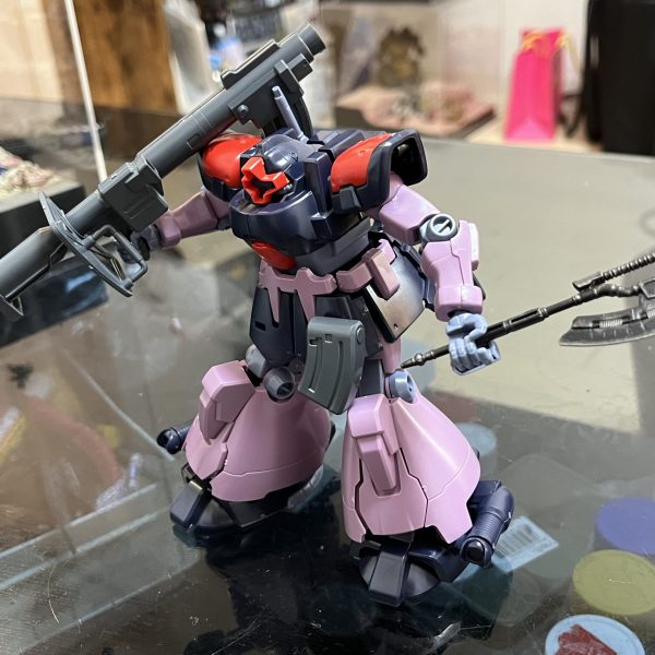 ドムを作るのは約40年振りです（笑える…）。組み易いキットですね。どう改造するか？見当を付ける為に仮組してみました。パンッアーシュレックみたいなバズーカ…カッコいいですね。やっぱりジオンってナチスドイツと被りますね…まずは足周りをどうするか？からですか…正直言うと関節イジる様な面倒な改造はしたくないな…アーティファクトまじまじ見たらやる気が失せました😅と言っても今回はアーティファクトを再現する訳でもないのであくまでも参考にさせて頂き自分なりの味を出す事が出来たらと思います。（2枚目）