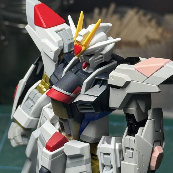 モチベ維持の為に片腕だけサフ。修正箇所も少なく済みそうなのでこのまま進めていきます。（2枚目）