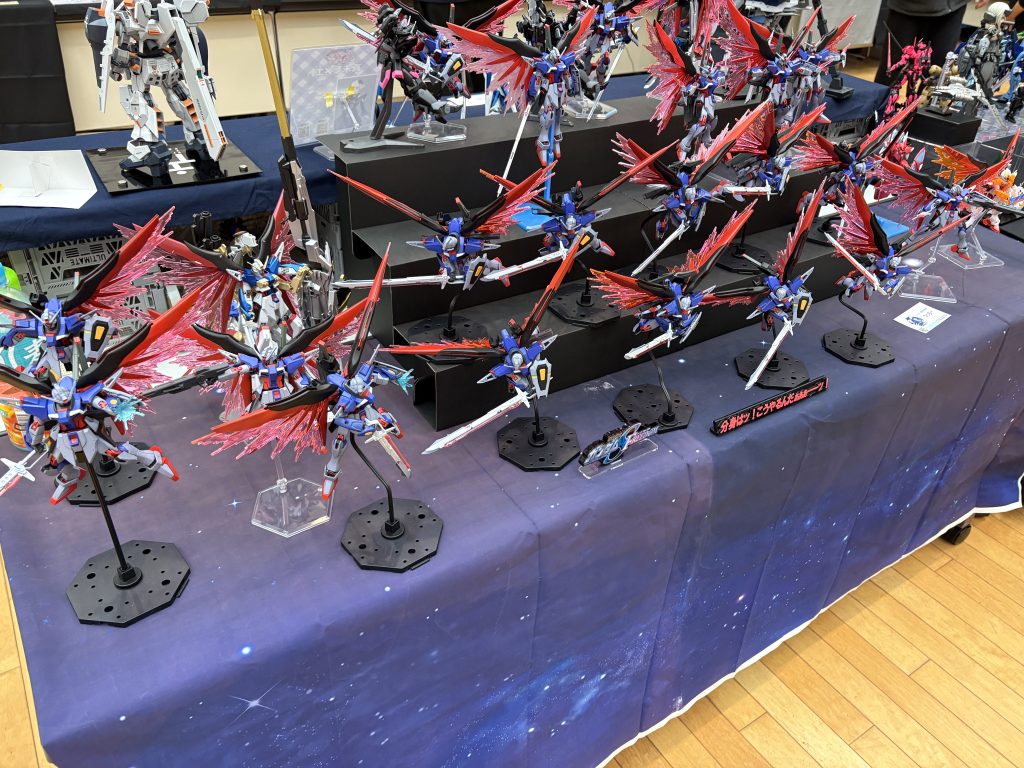 分身はッ！こうやるんだぁぁぁーーッ！全部で22体塗装しました。(見えにくいですが全機レールガンを腰にマウントしてます)あまりにも数が多かったので展示会でないと全て並べられませんでした。