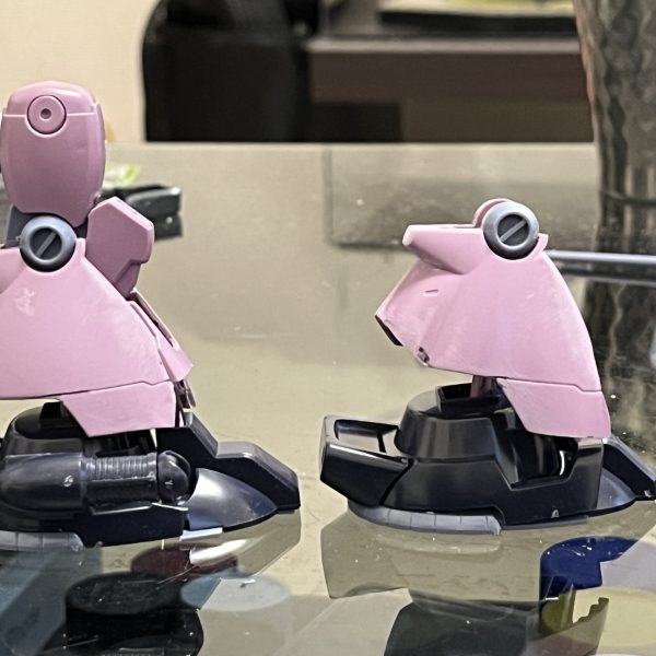 膝から足首に掛けての角度がアーティファクトに近づいたかと思います。脚のサイズが元のままだと足の甲が裾に完全に隠れてしまうこで1センチ程長くしました。それによりアーティファクトの様に巨大なホバークラフトの足が際立つ様になりました。脹脛周りにスジボリしてディテール追加したい所なのですが…スジボリめちゃ苦手なんですよね…😅他の手段も考えます…。足周りの改造が一番厄介に思っていたので今回何とか形になったのでホッとしてます😮‍💨（7枚目）