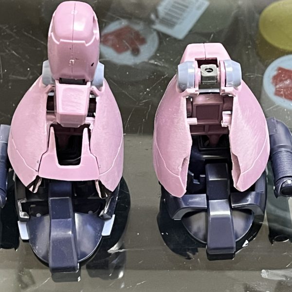 膝から足首に掛けての角度がアーティファクトに近づいたかと思います。脚のサイズが元のままだと足の甲が裾に完全に隠れてしまうこで1センチ程長くしました。それによりアーティファクトの様に巨大なホバークラフトの足が際立つ様になりました。脹脛周りにスジボリしてディテール追加したい所なのですが…スジボリめちゃ苦手なんですよね…😅他の手段も考えます…。足周りの改造が一番厄介に思っていたので今回何とか形になったのでホッとしてます😮‍💨（6枚目）