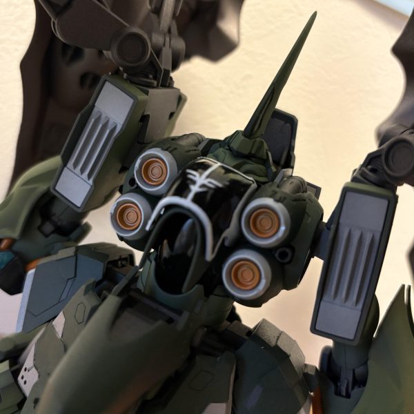 前回よりご覧いただいている方、ありがとうございます。進行遅くてすみません。なかなか時間取れないもので、まとまって作業が出来ないんですよね.....(マジで年内に終わらなそう)モノアイはまだ作れても塗装もできてもいないから試しに写真に描いてみました、やっぱりモノアイあると魂籠って見えますね。で、問題は、制作記録最初の方ご覧いただくとお分かりになると思うのですが、日差し部分の下面中央を持っているので、今のところモノアイが隠れてしまうんですよねぇ...削るか....また進み次第投稿します、完成までお付き合いいただけたら最高にありがたいです。(2枚目)