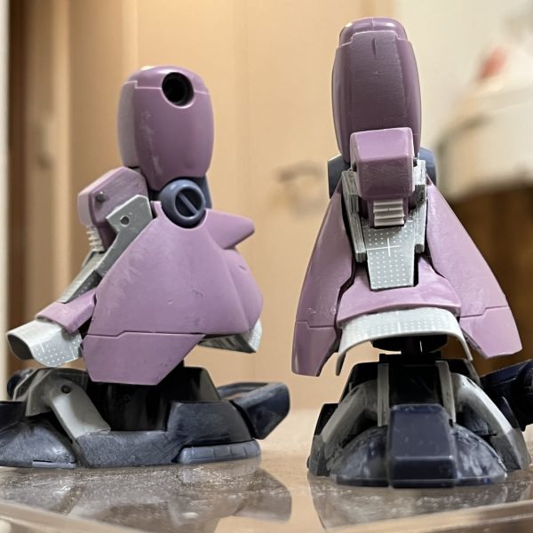 膝から足首に掛けての角度がアーティファクトに近づいたかと思います。脚のサイズが元のままだと足の甲が裾に完全に隠れてしまうこで1センチ程長くしました。それによりアーティファクトの様に巨大なホバークラフトの足が際立つ様になりました。脹脛周りにスジボリしてディテール追加したい所なのですが…スジボリめちゃ苦手なんですよね…😅他の手段も考えます…。足周りの改造が一番厄介に思っていたので今回何とか形になったのでホッとしてます😮‍💨（2枚目）