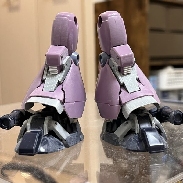 膝から足首に掛けての角度がアーティファクトに近づいたかと思います。脚のサイズが元のままだと足の甲が裾に完全に隠れてしまうこで1センチ程長くしました。それによりアーティファクトの様に巨大なホバークラフトの足が際立つ様になりました。脹脛周りにスジボリしてディテール追加したい所なのですが…スジボリめちゃ苦手なんですよね…😅他の手段も考えます…。足周りの改造が一番厄介に思っていたので今回何とか形になったのでホッとしてます😮‍💨（3枚目）