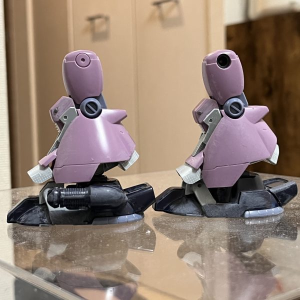 膝から足首に掛けての角度がアーティファクトに近づいたかと思います。脚のサイズが元のままだと足の甲が裾に完全に隠れてしまうこで1センチ程長くしました。それによりアーティファクトの様に巨大なホバークラフトの足が際立つ様になりました。脹脛周りにスジボリしてディテール追加したい所なのですが…スジボリめちゃ苦手なんですよね…😅他の手段も考えます…。足周りの改造が一番厄介に思っていたので今回何とか形になったのでホッとしてます😮‍💨（4枚目）