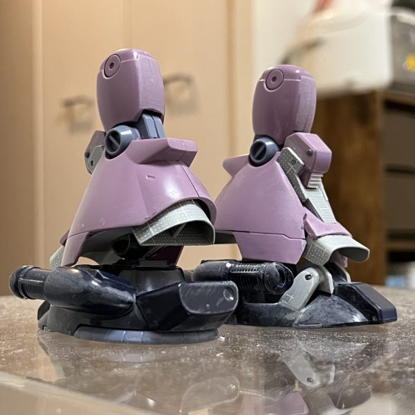 膝から足首に掛けての角度がアーティファクトに近づいたかと思います。脚のサイズが元のままだと足の甲が裾に完全に隠れてしまうこで1センチ程長くしました。それによりアーティファクトの様に巨大なホバークラフトの足が際立つ様になりました。脹脛周りにスジボリしてディテール追加したい所なのですが…スジボリめちゃ苦手なんですよね…😅他の手段も考えます…。足周りの改造が一番厄介に思っていたので今回何とか形になったのでホッとしてます😮‍💨（5枚目）