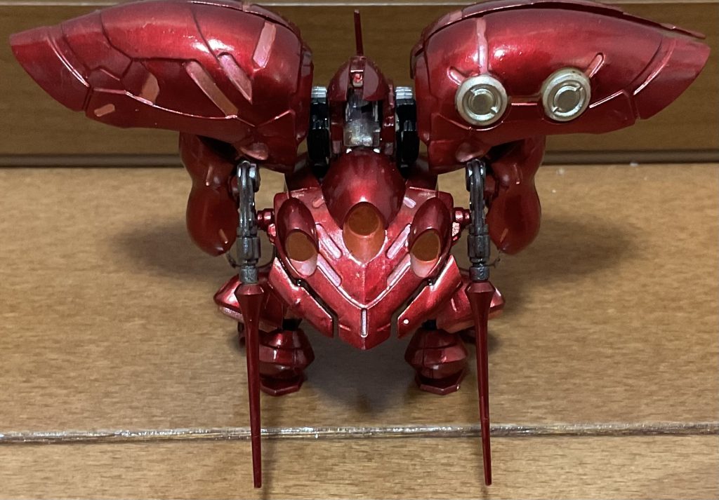 背面。可動はしないのでポージングとかはできません。