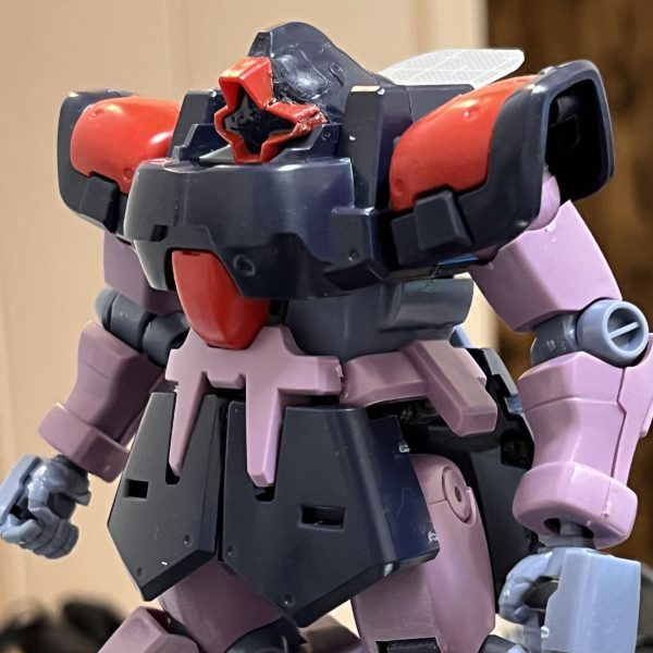 足の次はヘッドです。アーティファクトに倣い目を細くしました（後でパテ整形します）。首は可動式をやめプラ板を一枚斜めにかましてヘッドを若干前かがみに顎を引いた感じに修正します。そのプラ板を延長してバックパックは大型の物に作り変えます。この山場を越えると後はちまちまディテール作り込むだけといった感じでしょうか？それにしてもベッドの形状がカッコいい…消防士か火付盗賊改のヘルメットみたいです…😅（3枚目）