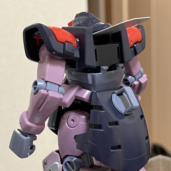 足の次はヘッドです。アーティファクトに倣い目を細くしました（後でパテ整形します）。首は可動式をやめプラ板を一枚斜めにかましてヘッドを若干前かがみに顎を引いた感じに修正します。そのプラ板を延長してバックパックは大型の物に作り変えます。この山場を越えると後はちまちまディテール作り込むだけといった感じでしょうか？それにしてもベッドの形状がカッコいい…消防士か火付盗賊改のヘルメットみたいです…😅（7枚目）