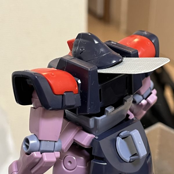 足の次はヘッドです。アーティファクトに倣い目を細くしました（後でパテ整形します）。首は可動式をやめプラ板を一枚斜めにかましてヘッドを若干前かがみに顎を引いた感じに修正します。そのプラ板を延長してバックパックは大型の物に作り変えます。この山場を越えると後はちまちまディテール作り込むだけといった感じでしょうか？それにしてもベッドの形状がカッコいい…消防士か火付盗賊改のヘルメットみたいです…😅（6枚目）